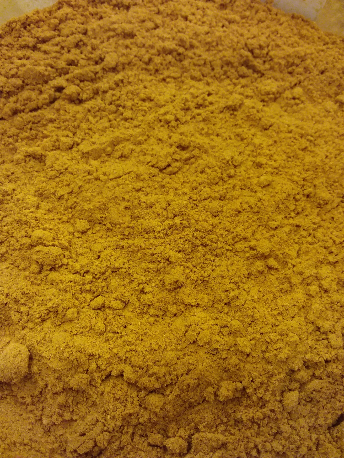 Pó amarelo granulado em close