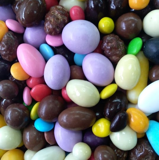 Amêndoas coloridas e cobertas com várias texturas e cores