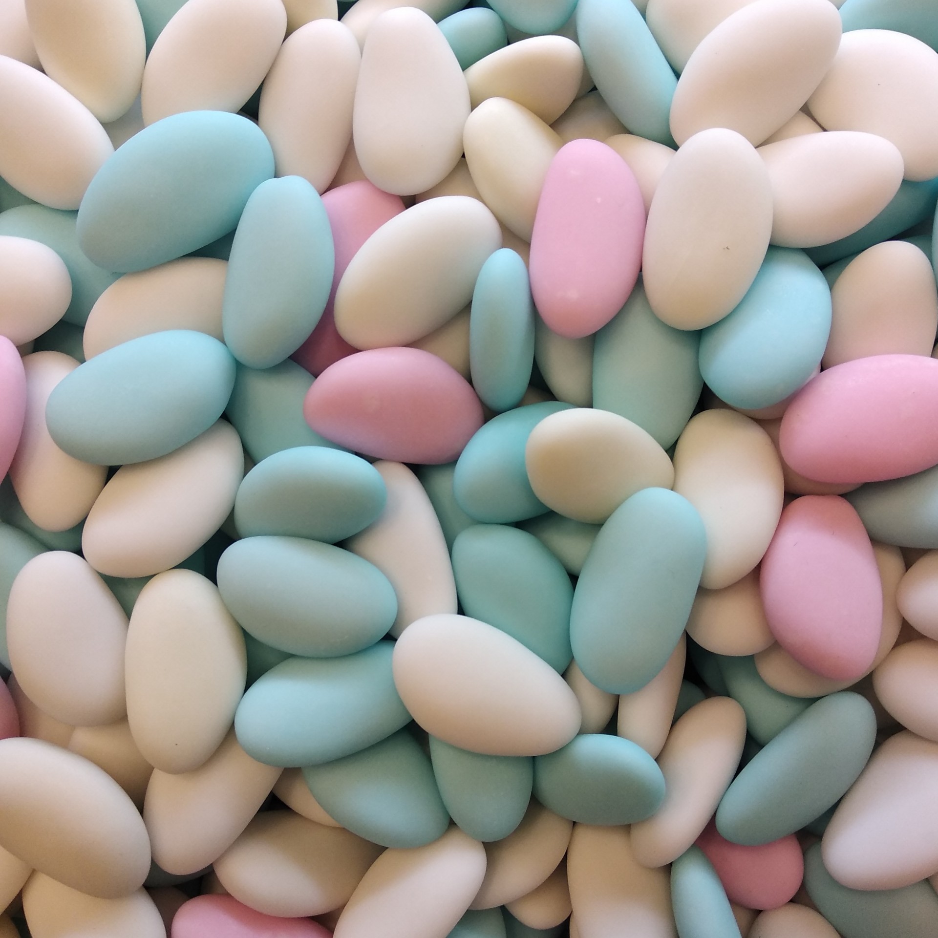 Amêndoas açucaradas coloridas em tons pastel