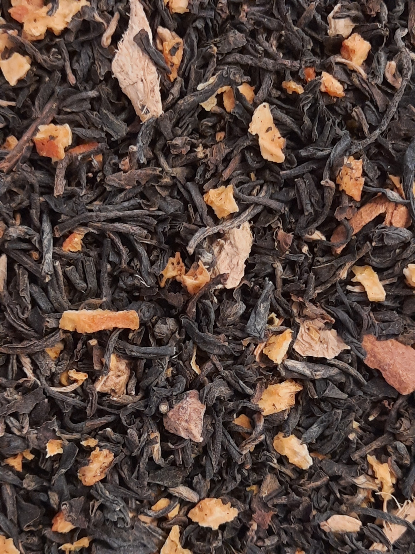 Mistura de chá preto com pedaços de casca e ingredientes naturais