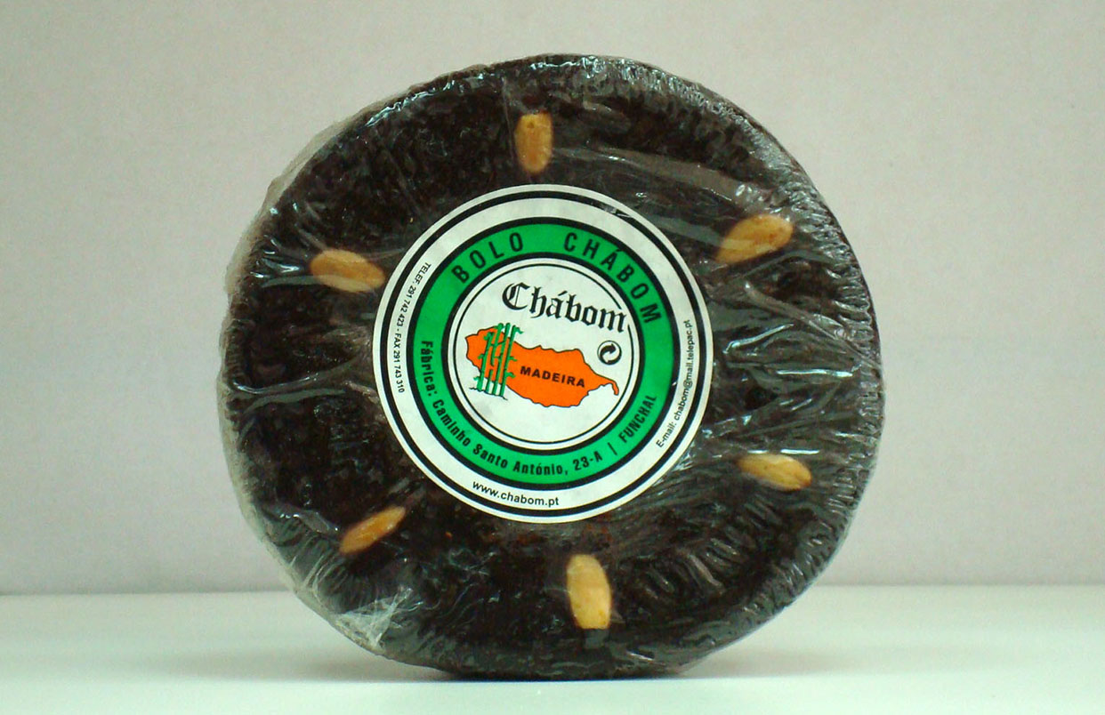 Bolo Chá Goma embalado em película plástica com etiqueta Chábom