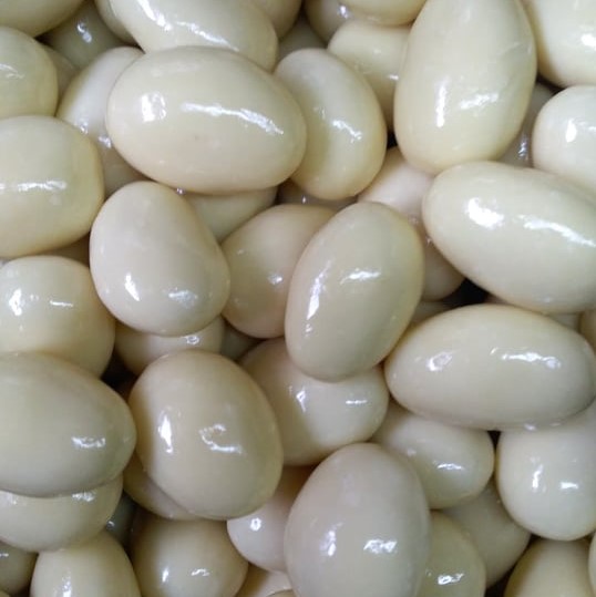 Amêndoas confeitadas com cobertura branca brilhante