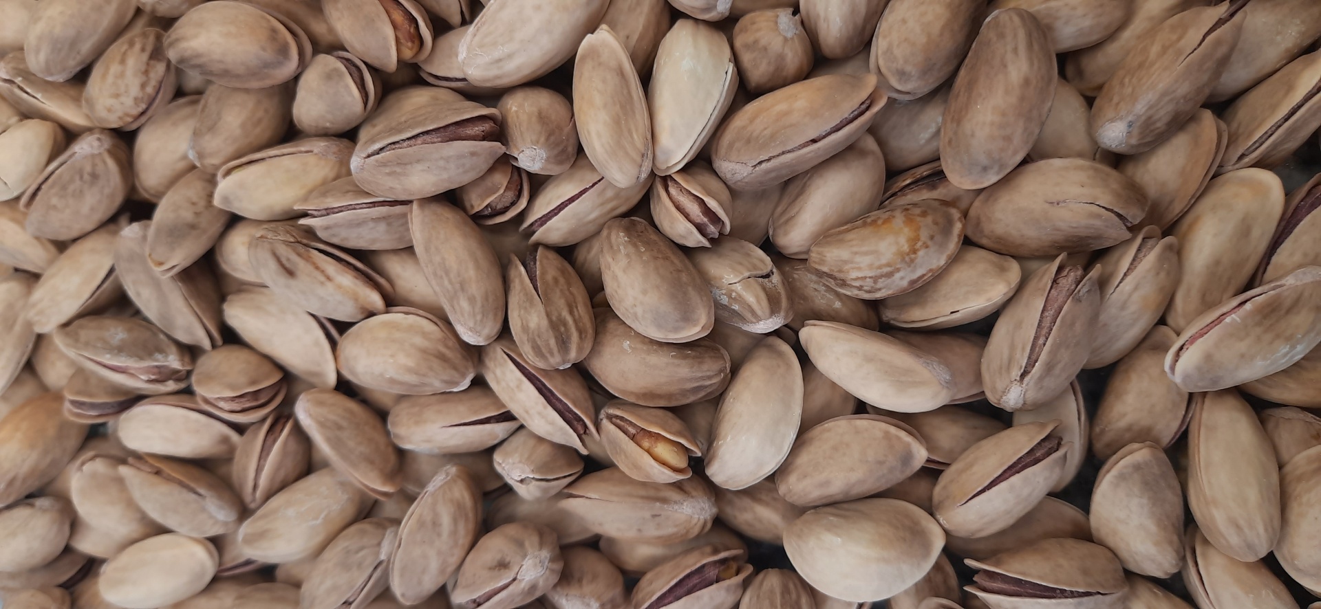 Amêndoas com casca castanha clara empilhadas