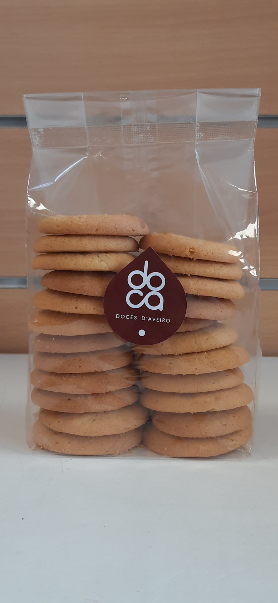 Pacote transparente com bolachas redondas e rótulo 'do a doca DOCES D'AVEIRO'