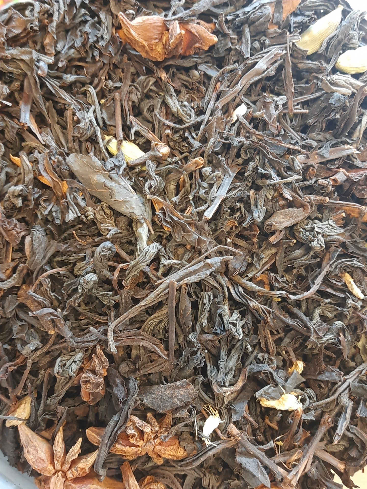 Mistura de chá preto com ervas secas e flores castanhas