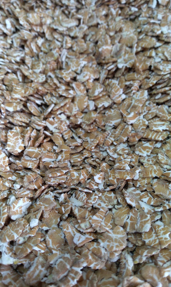 Flocos de aveia integral castanho claro com marcas brancas