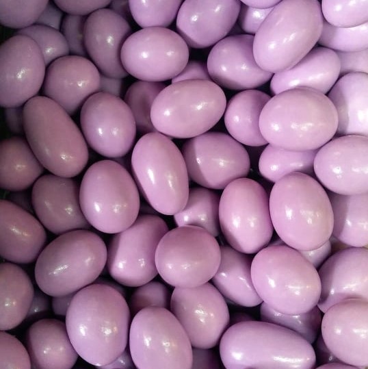 Doces em forma de amêndoas rosa claro com cobertura brilhante