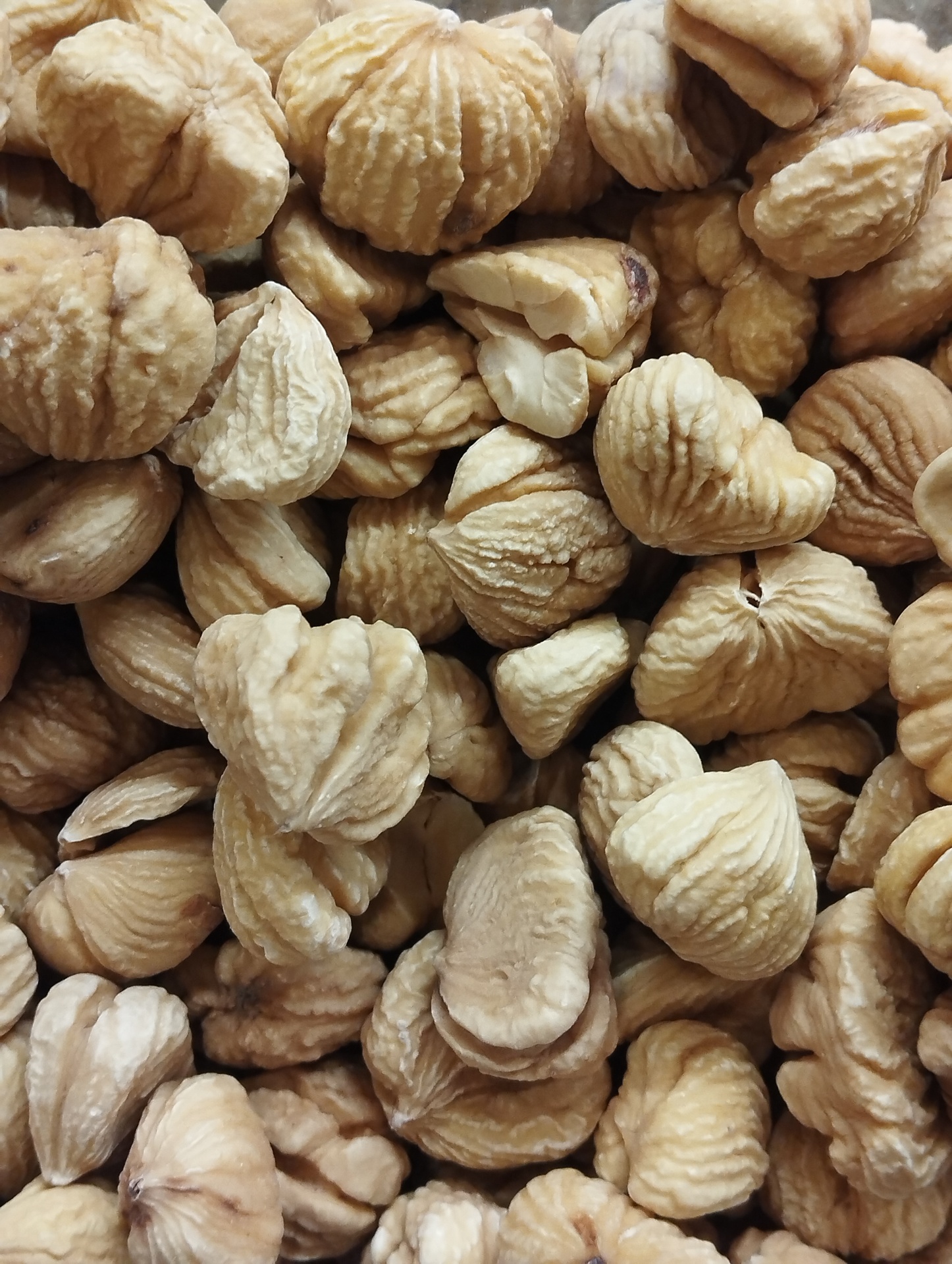 Figos secos bege claro e castanhos com textura enrugada