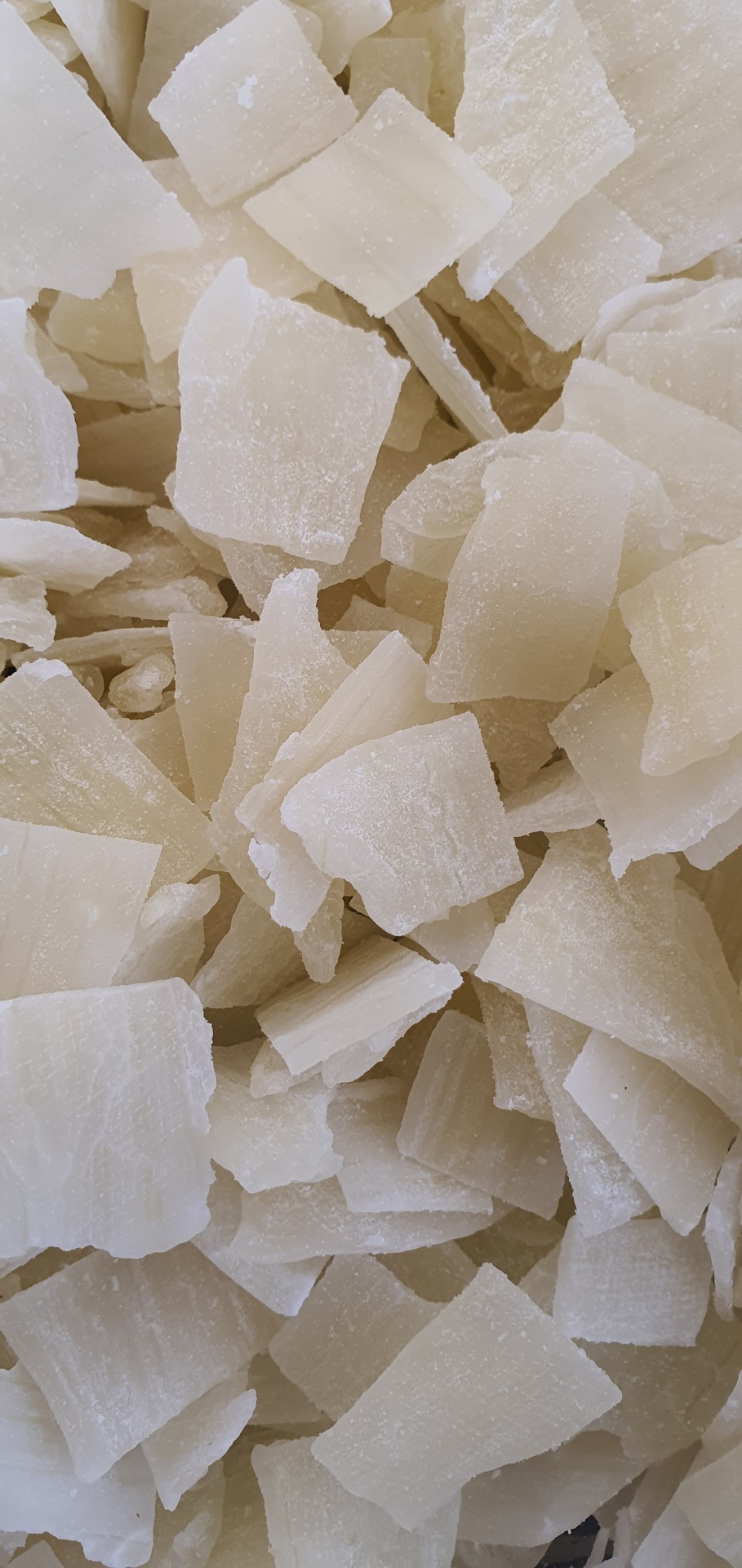 Flocos brancos translúcidos com textura áspera empilhados