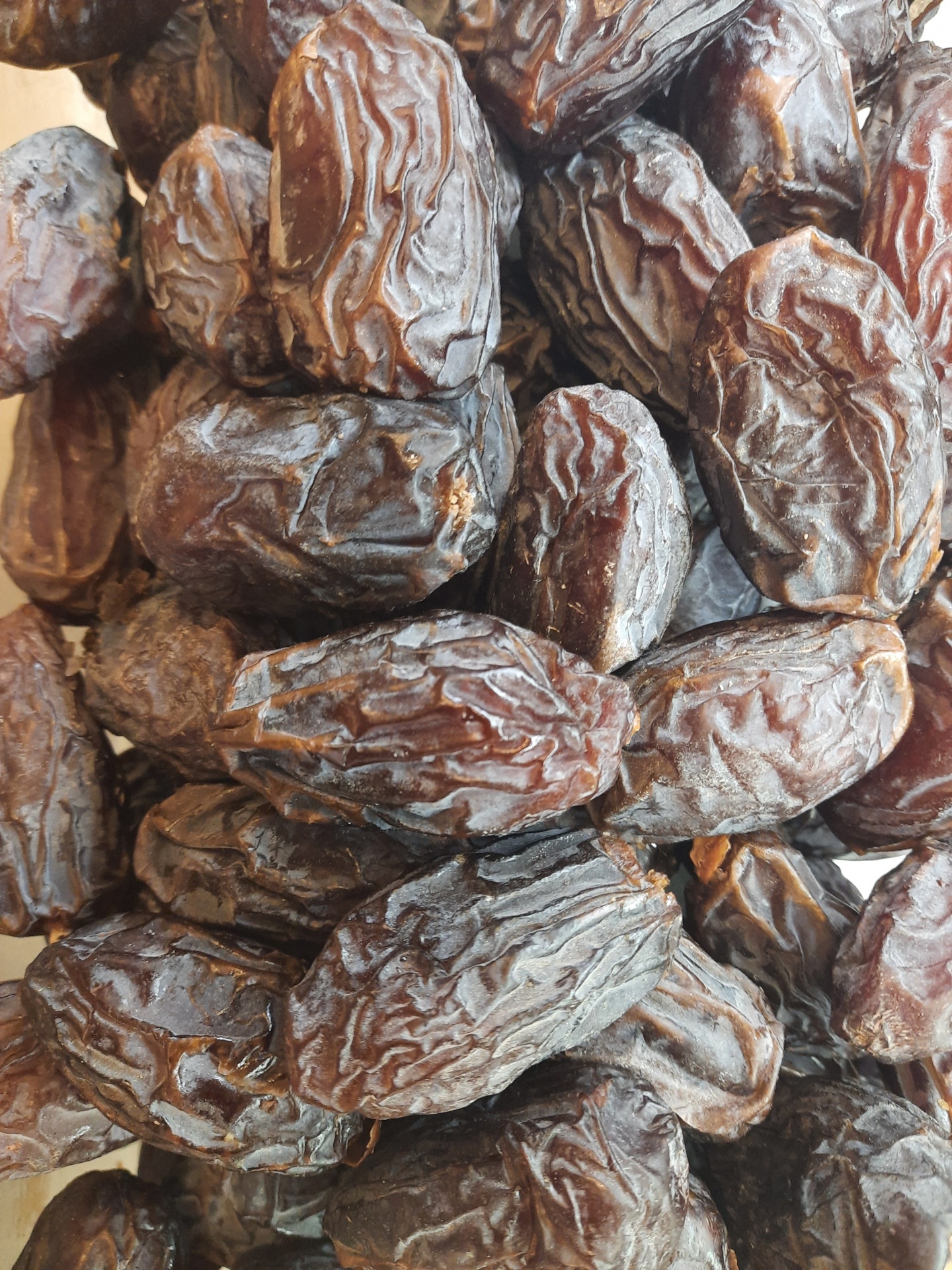 Tâmaras secas castanhas escuras com textura enrugada empilhadas