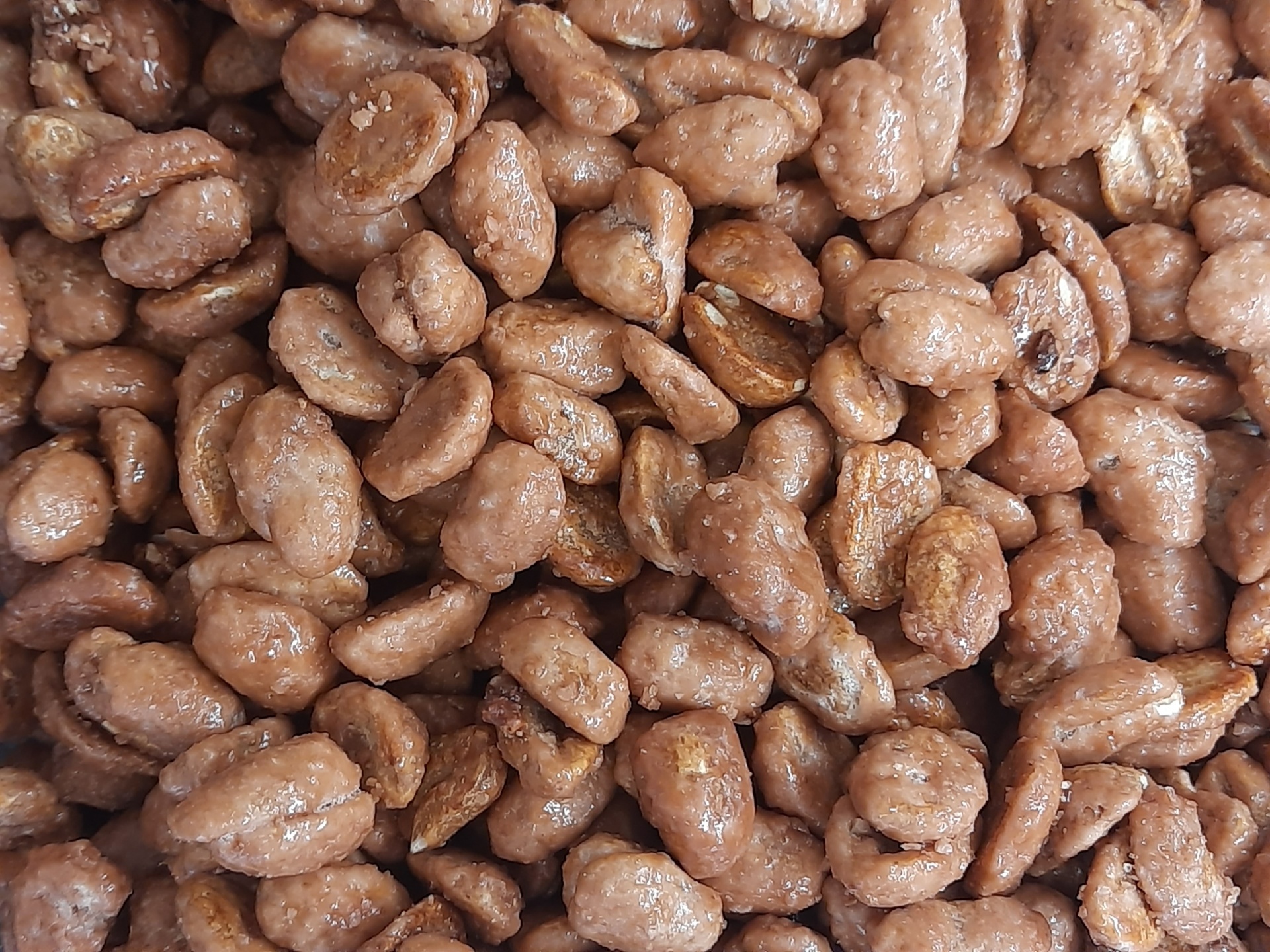 Amêndoas cobertas por açúcar cristalizado castanho claro