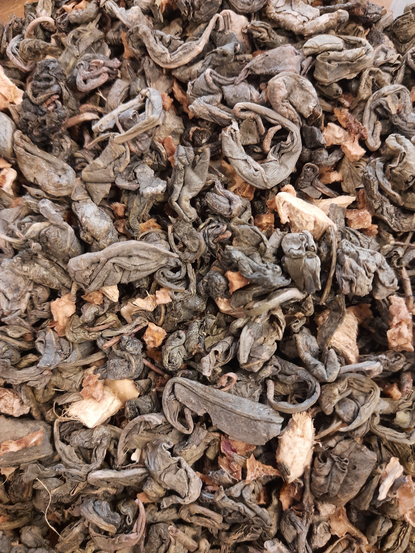 Folhas secas de chá verde com gengibre seco.