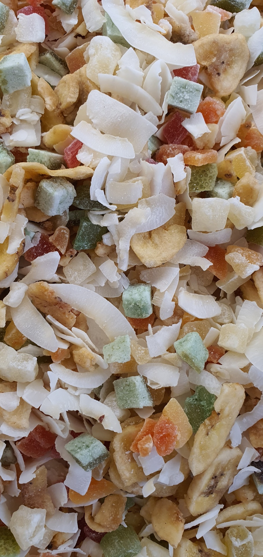 Mistura de frutas secas e cristais coloridos em close-up