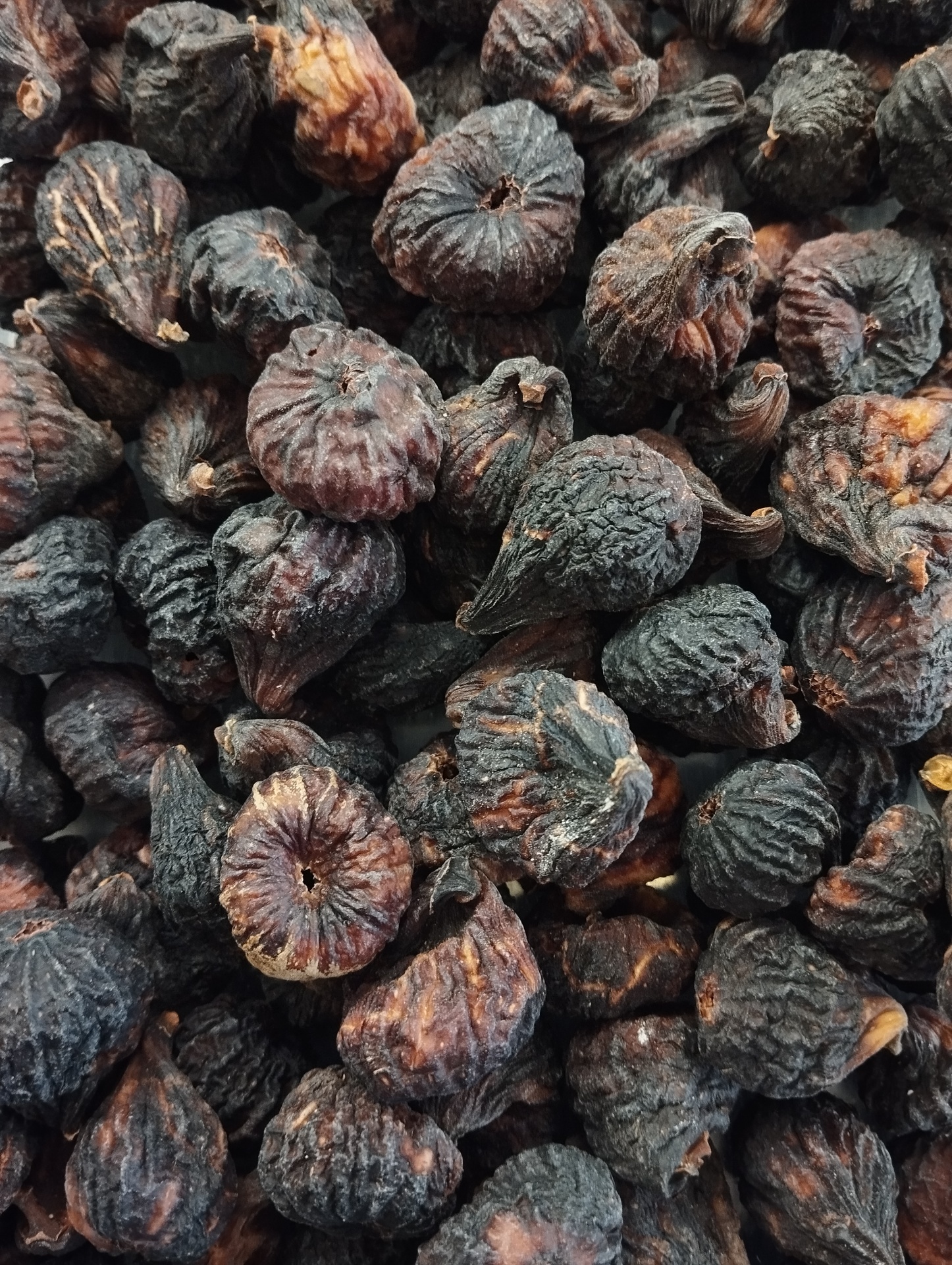 Frutos secos escuros e enrugados agrupados