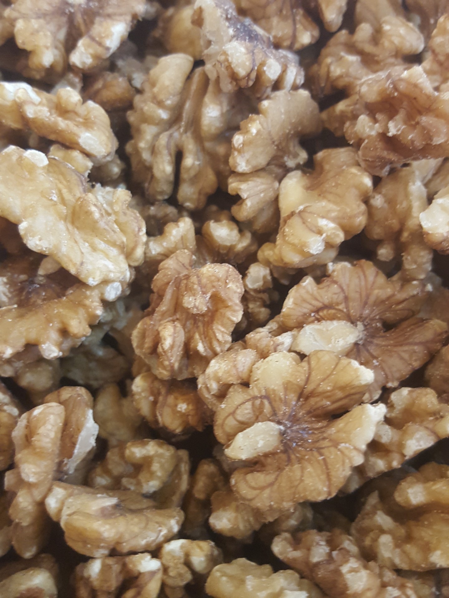 Várias nozes descascadas castanho claro e escuro com textura enrugada