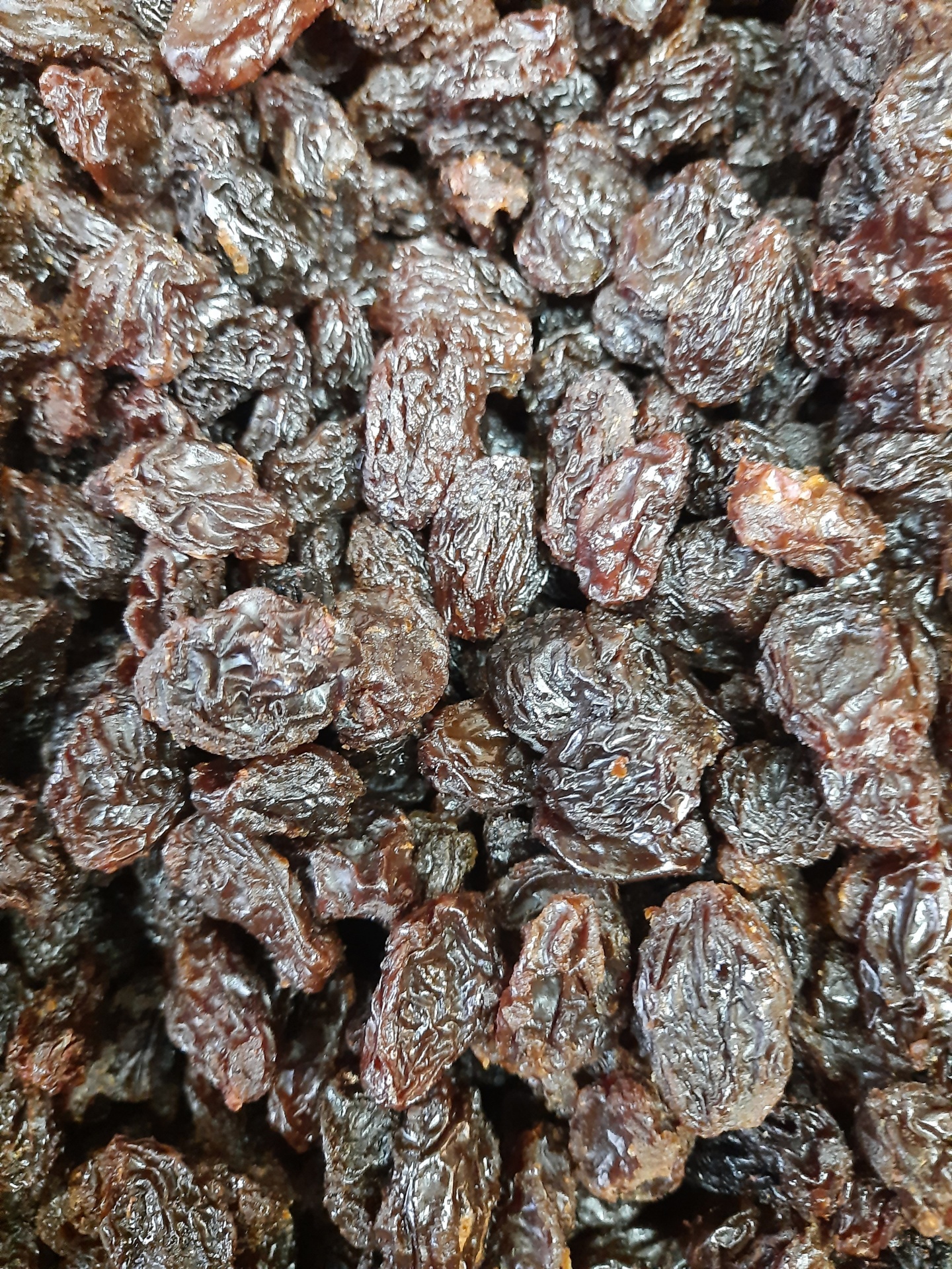 Close-up de passas secas castanhas escuras