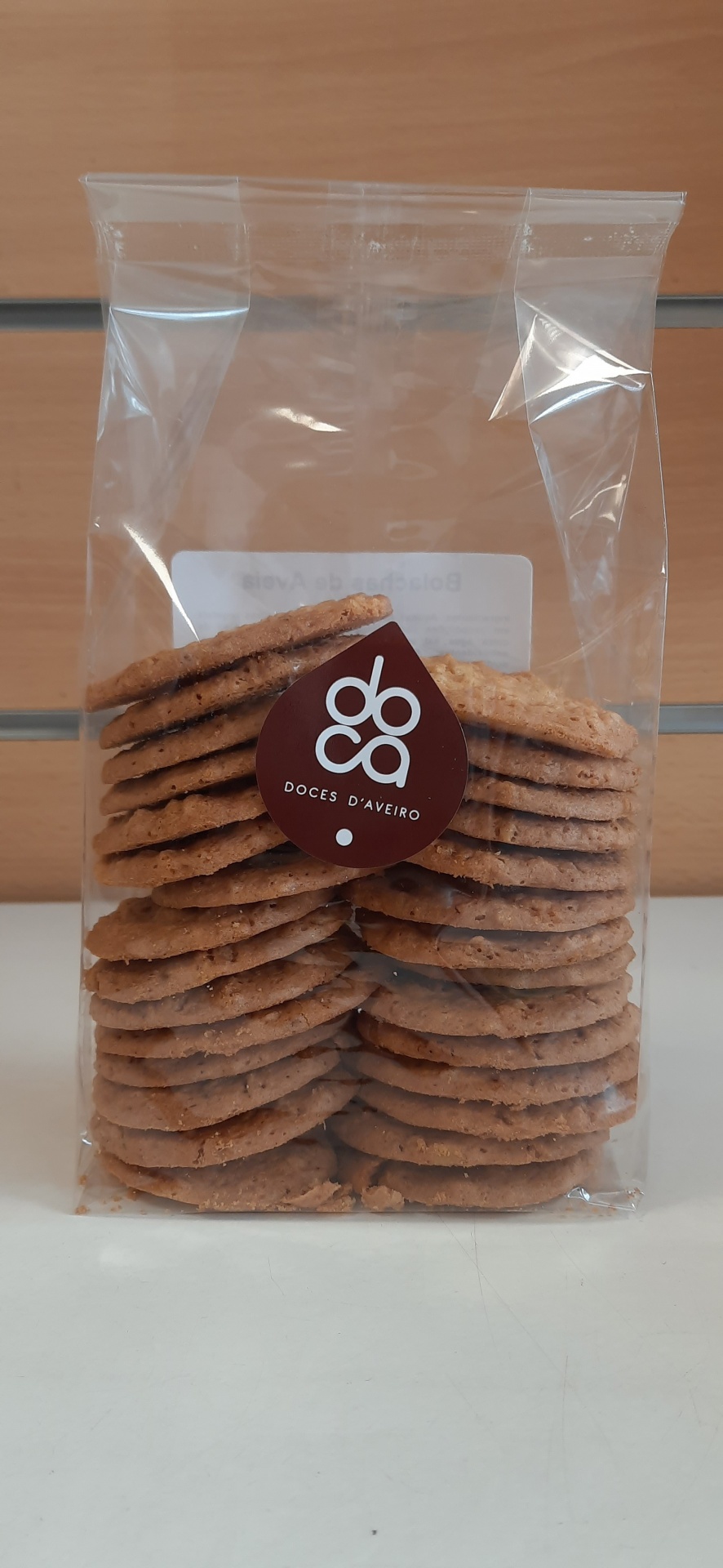 Pacote transparente com biscoitos e etiqueta marrom DOCES D'AVEIRO