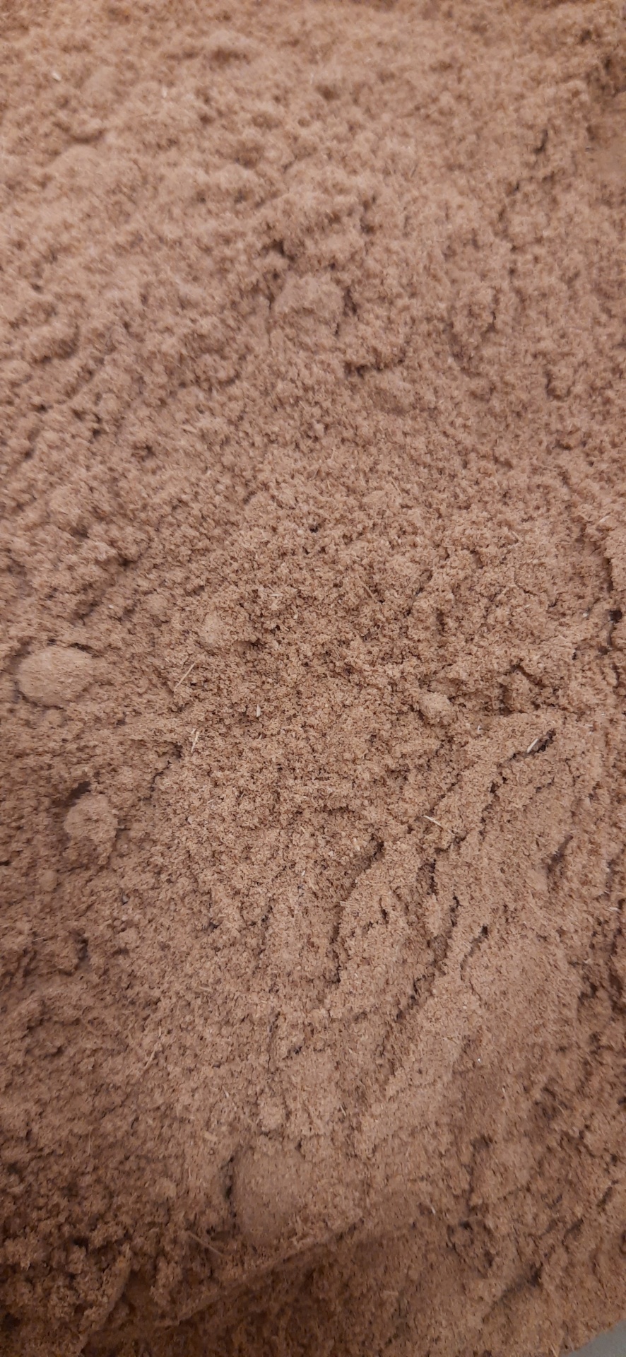 Líquido castanho com espuma clara numa bancada clara