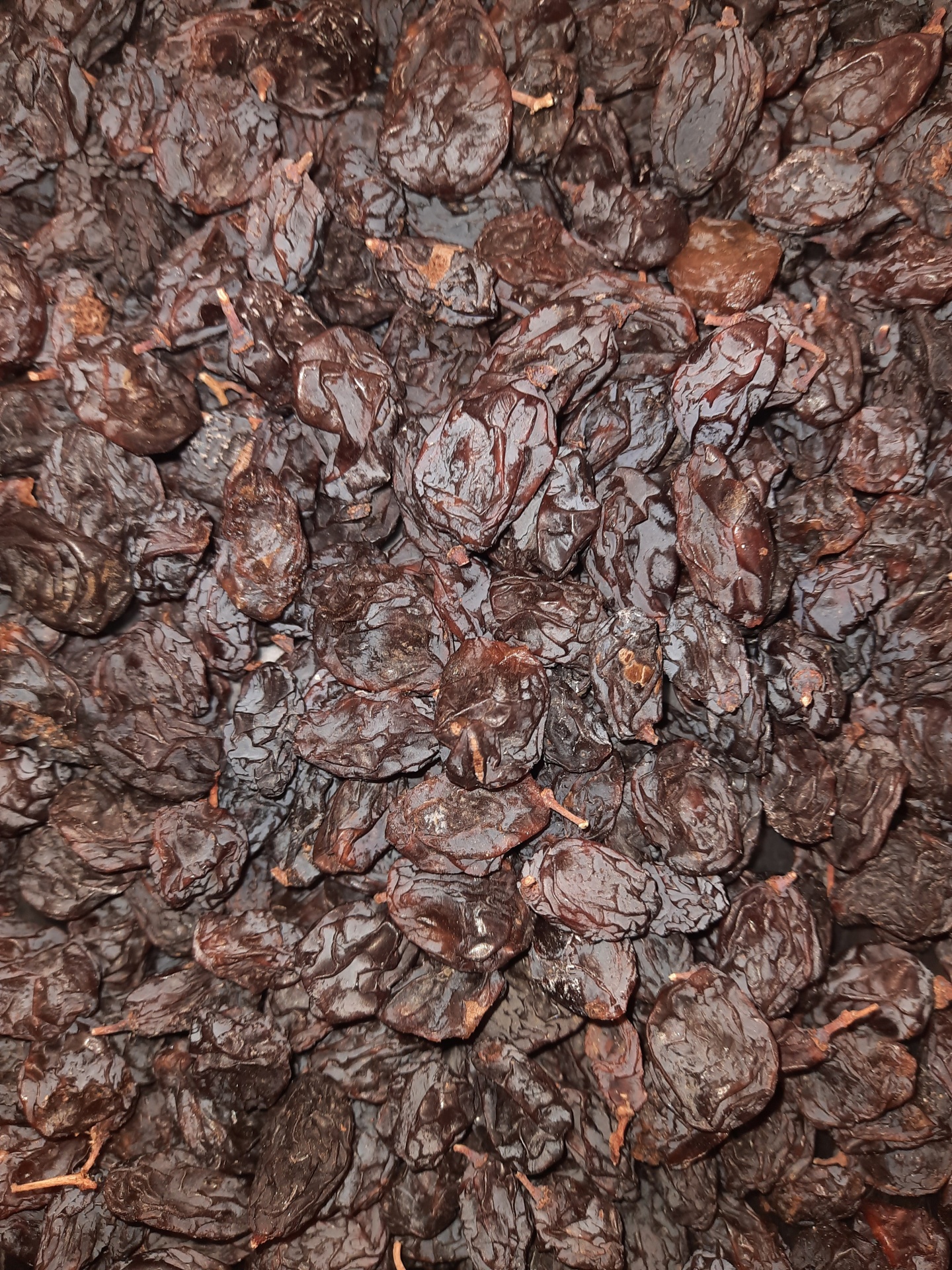 Passas secas castanhas escuras com textura enrugada