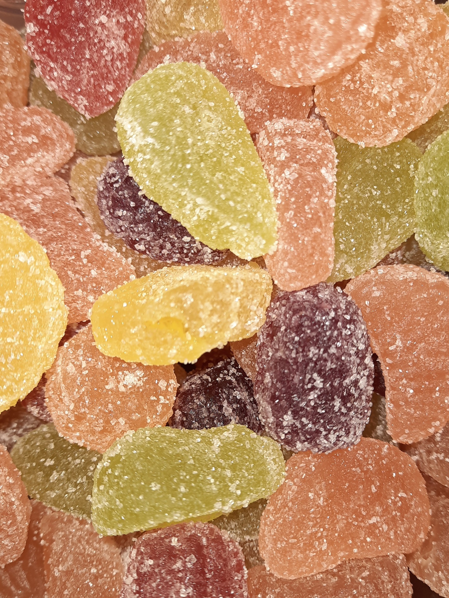 Gomas coloridas em forma de frutas cobertas de açúcar