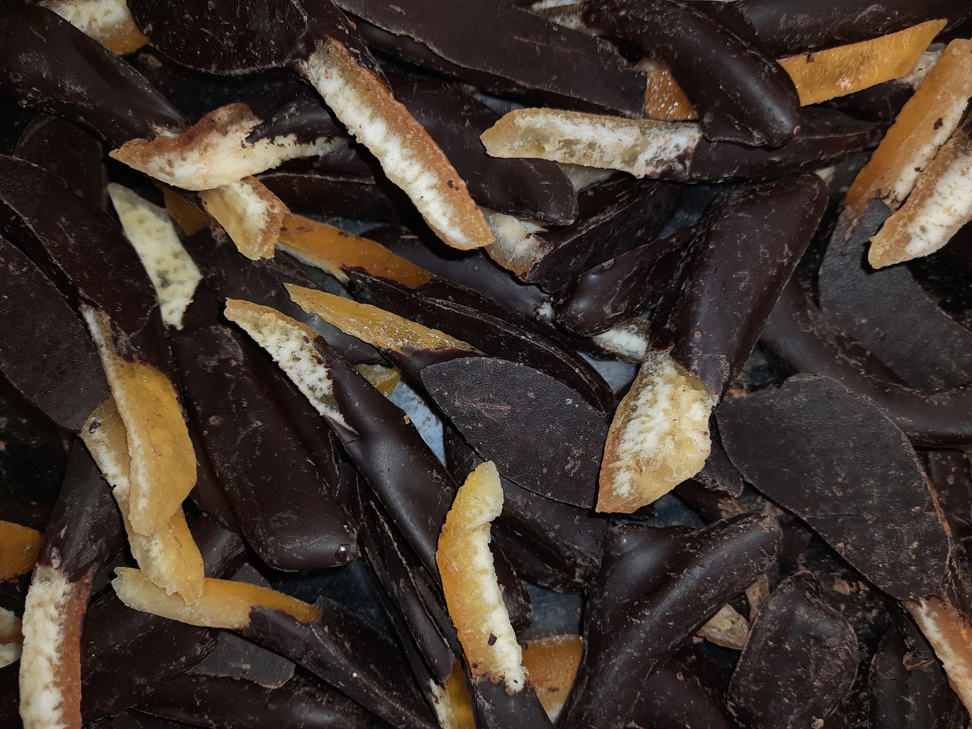 Rodelas de casca de laranja cobertas com chocolate escuro