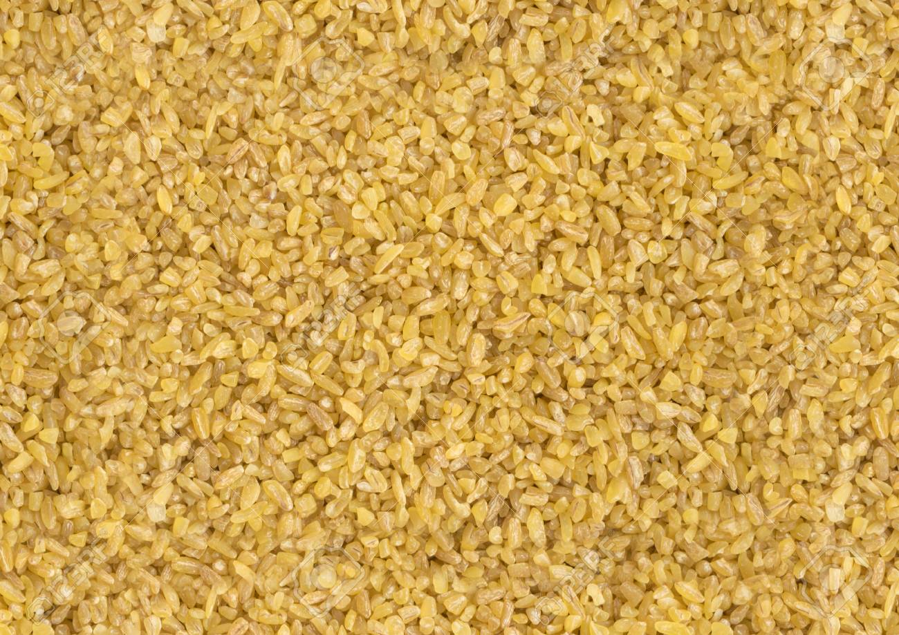 Grão de cuscuz amarelo com textura granular