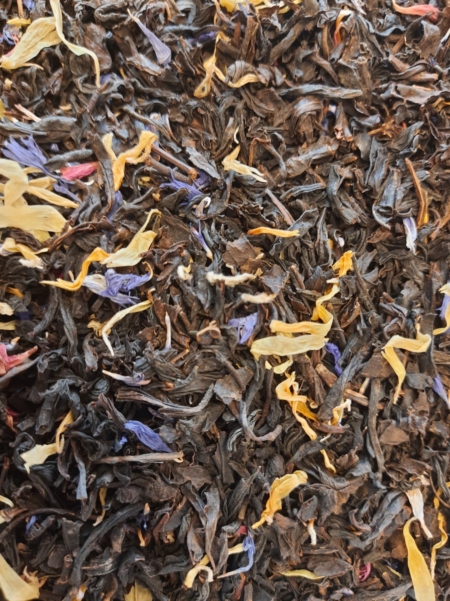 Mistura de chá com folhas secas e pétalas coloridas