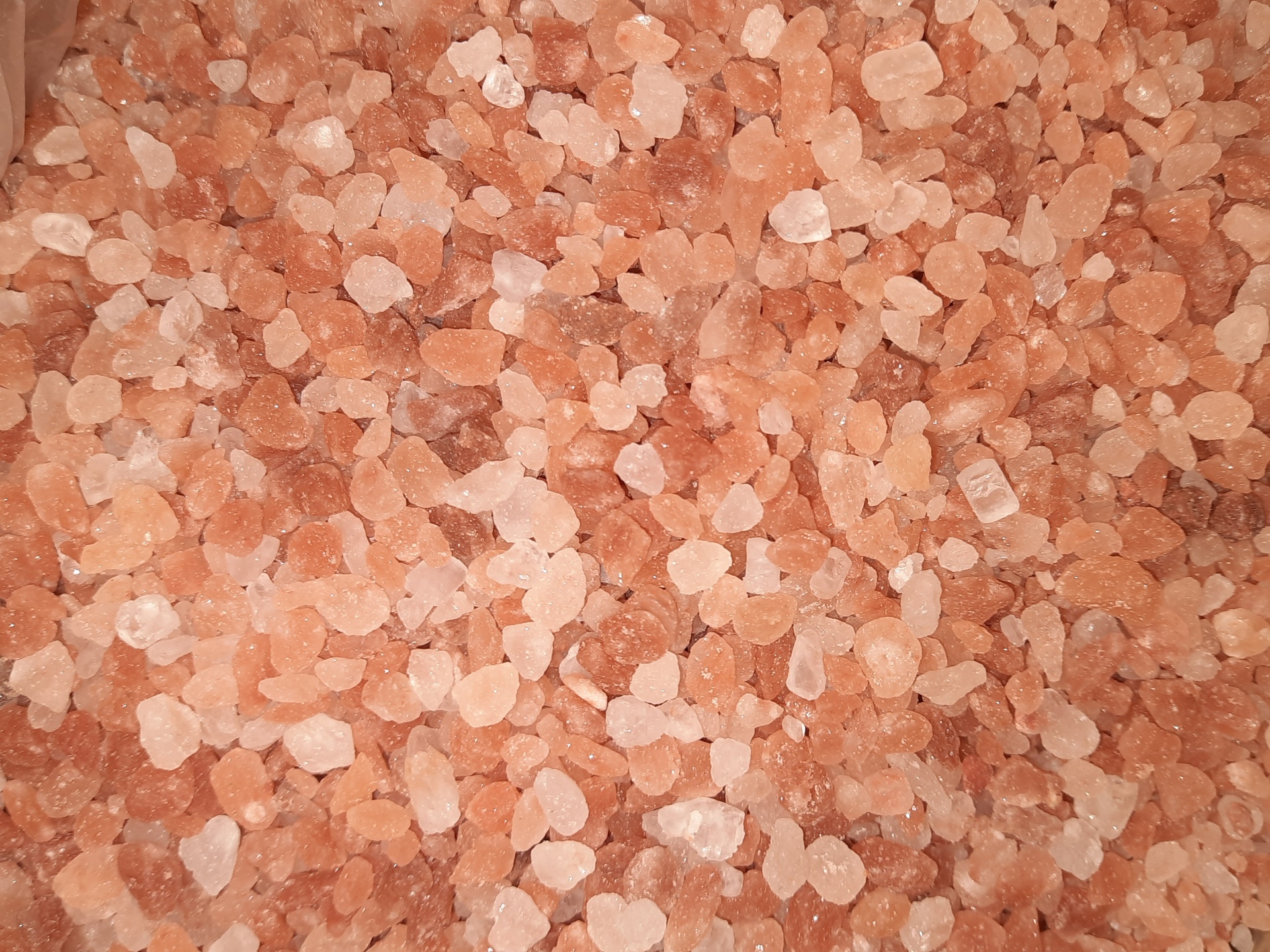 Cristais de sal rosa Himalayan em vários tons
