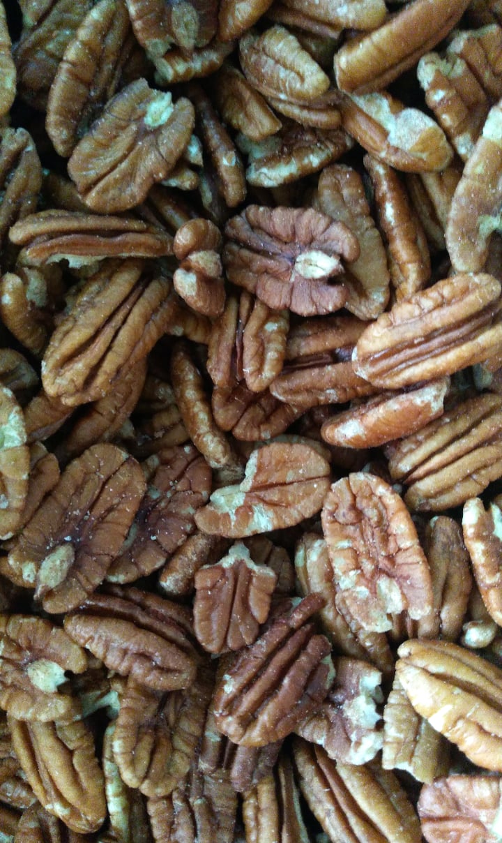 Metades de nozes pecan castanhas e rugosas