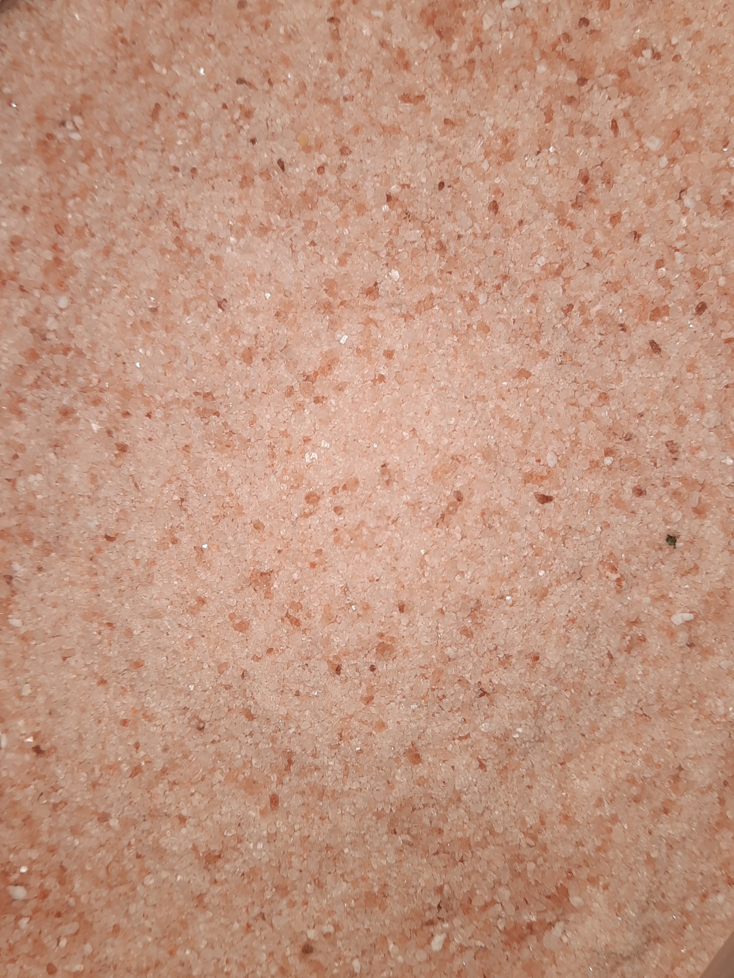 Sal rosa do Himalaia granulado em tons de rosa e branco