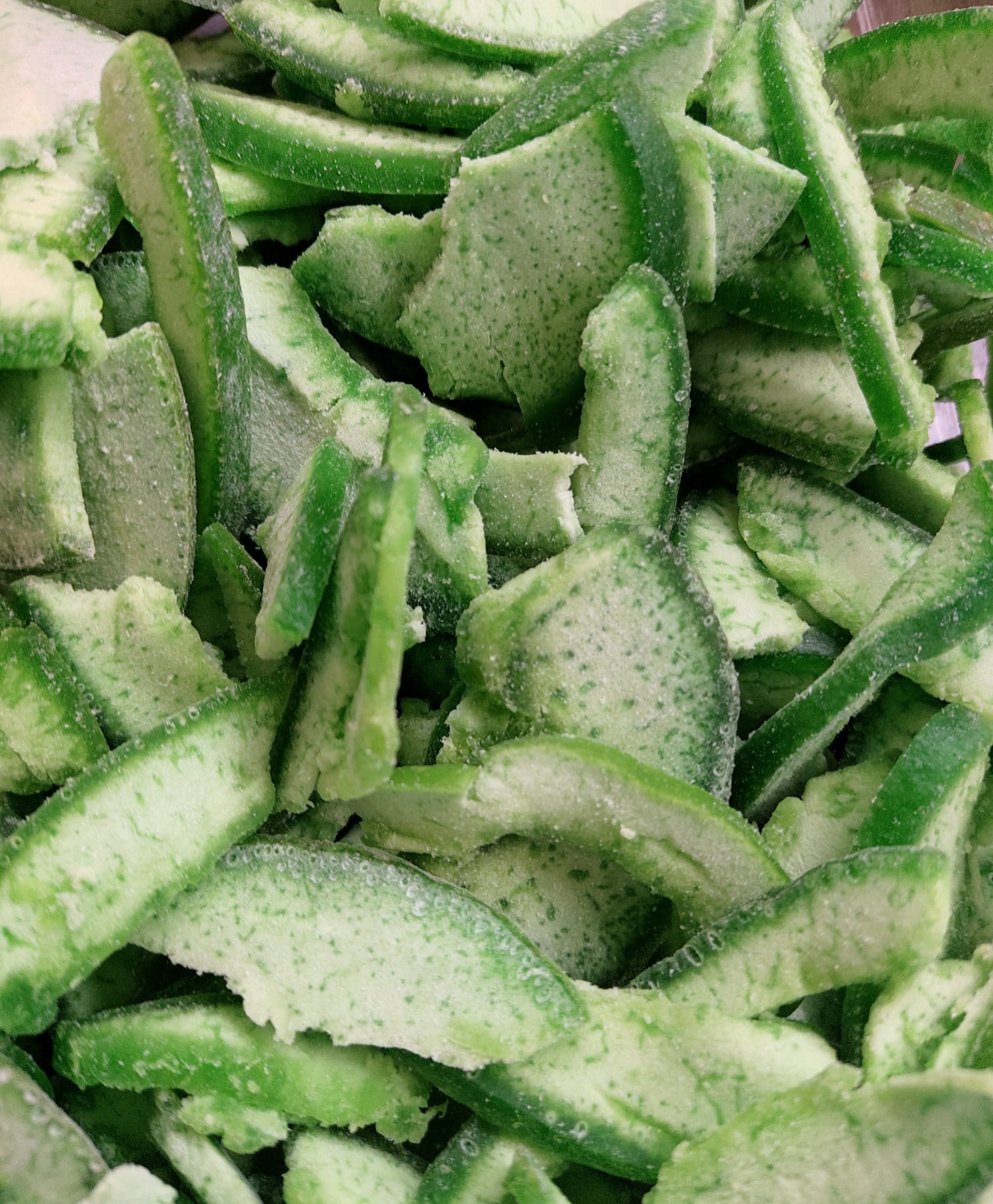 Tiras de casca de limão verde cortadas em pedaços irregulares