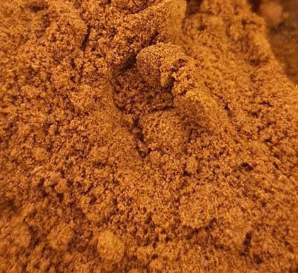 Pó fino castanho com textura granular