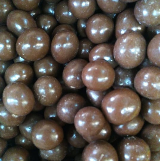Esferas pequenas de chocolate castanhas brilhantes