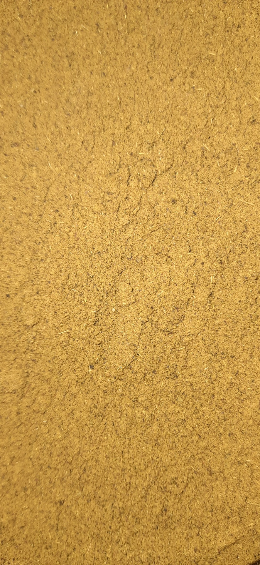 Pó castanho fino com textura granulada