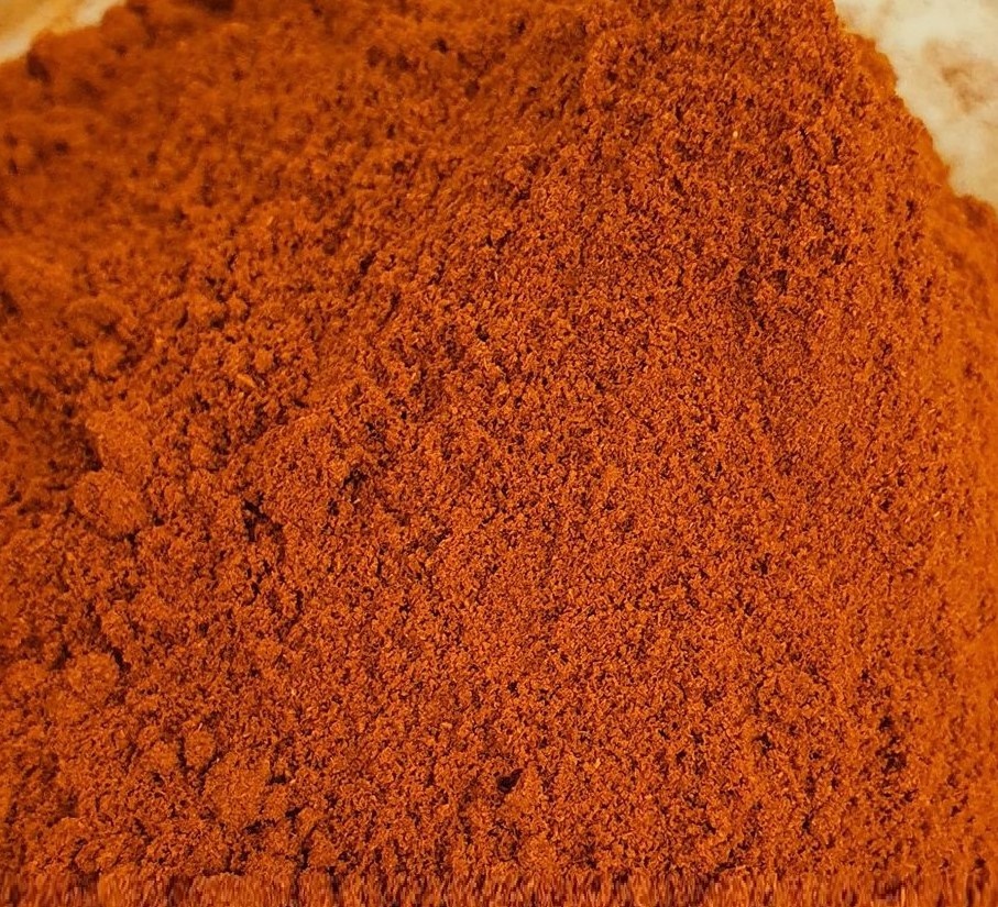 Pó castanho-avermelhado fino, textura granulada