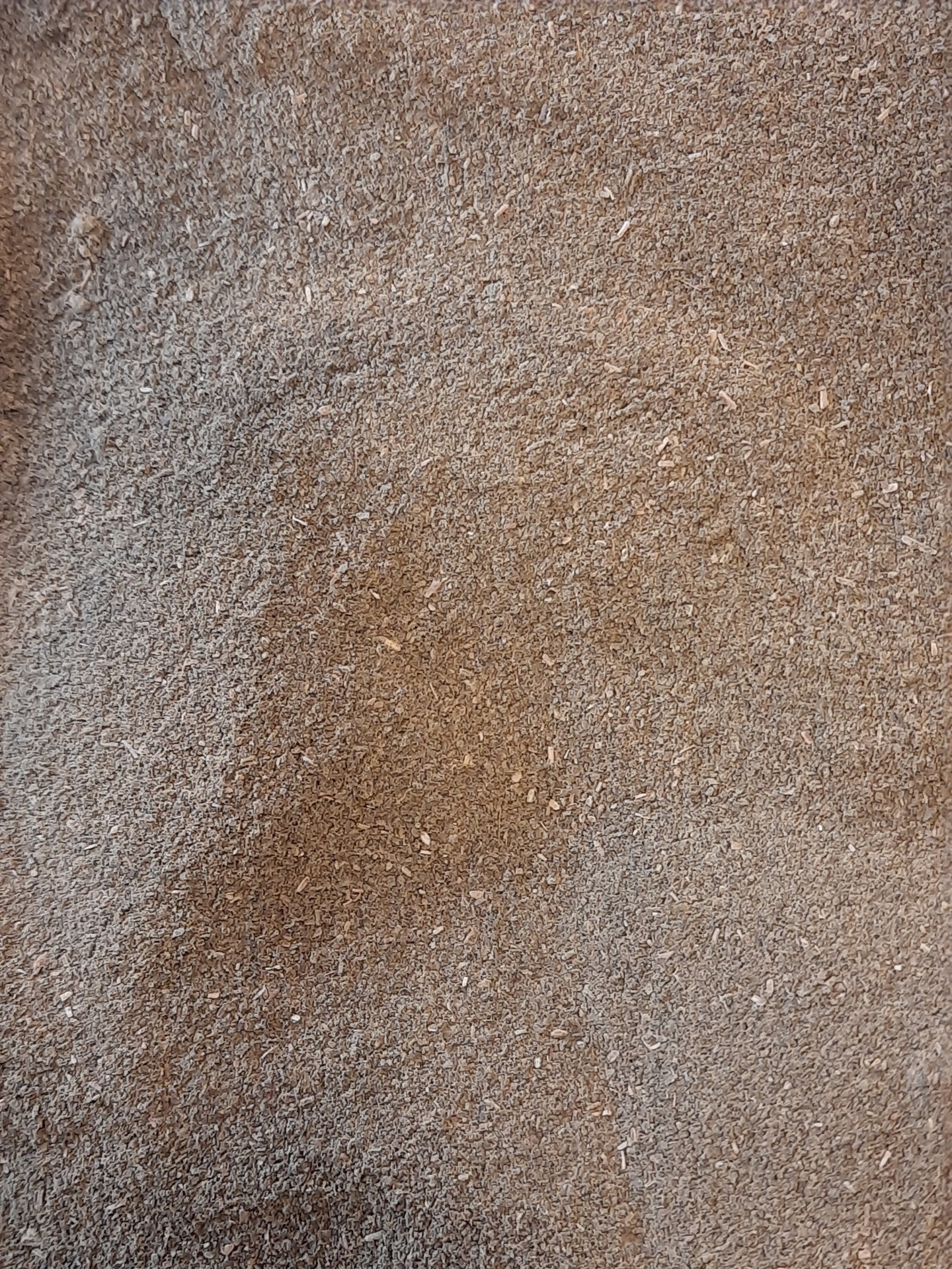 Piso cerâmico castanho claro com textura rugosa