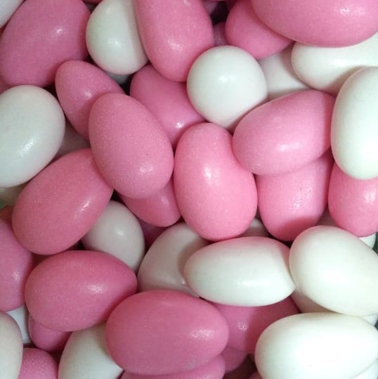 Amêndoas açucaradas cor-de-rosa e brancas