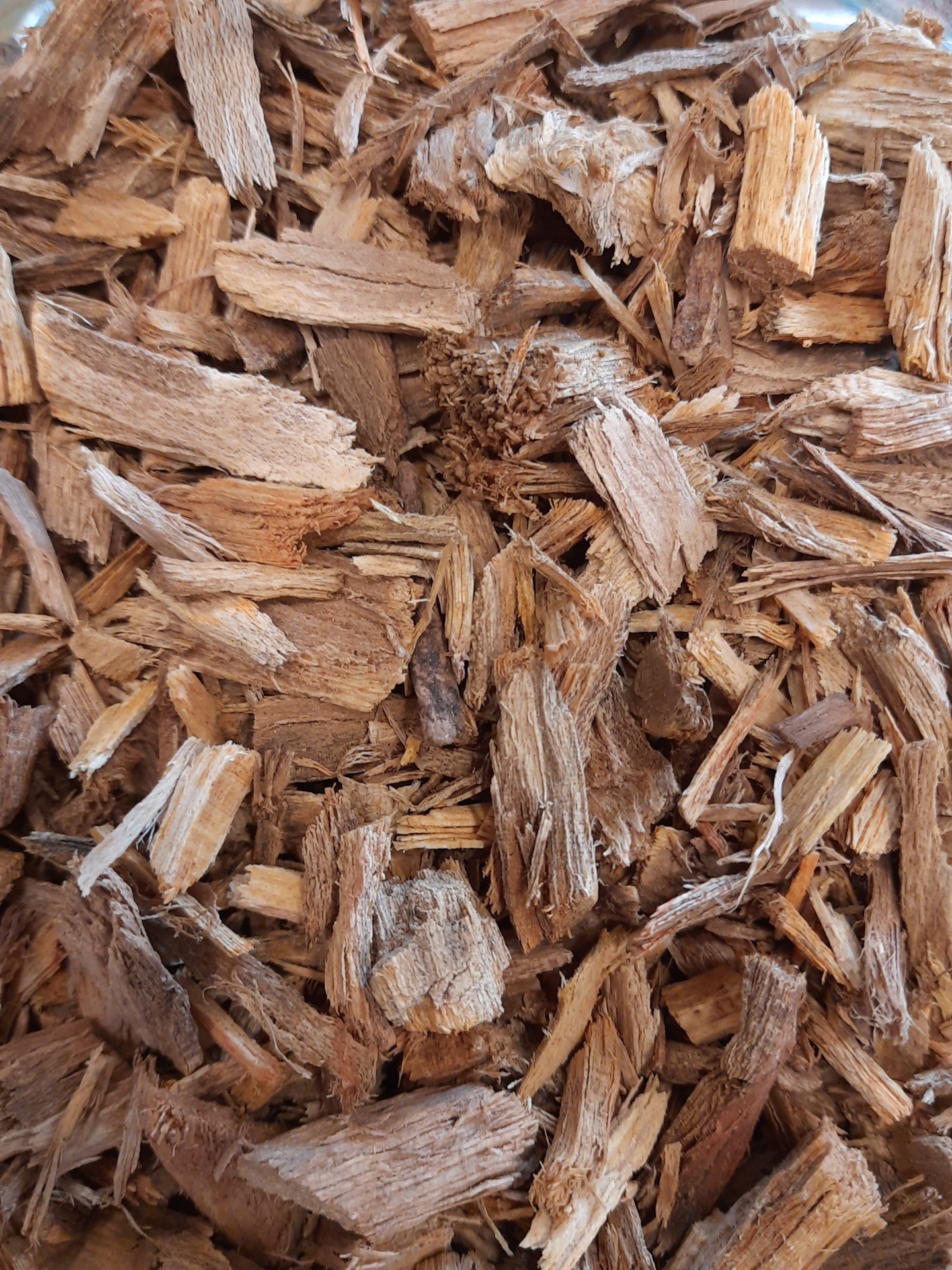 Lascas de madeira em tons castanho, textura rústica