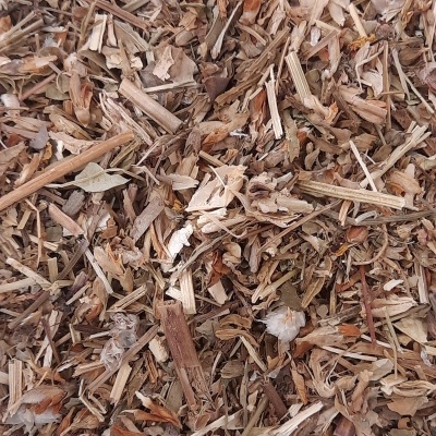 Mistura de ervas e pedaços de madeira secos em tons castanhos e bege