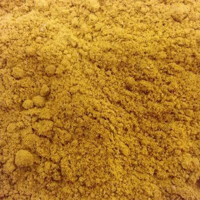 Pó granulado amarelo-alaranjado com textura fina