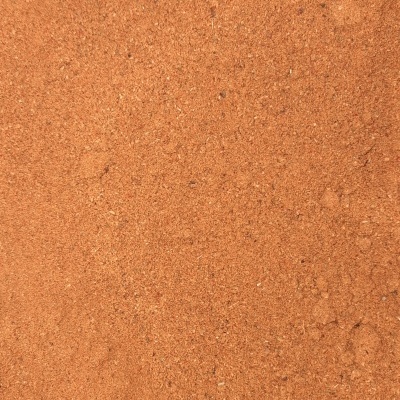 Pó castanho fino espalhado uniformemente