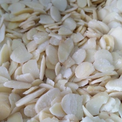 Fatias finas de amêndoas descascadas bege claro