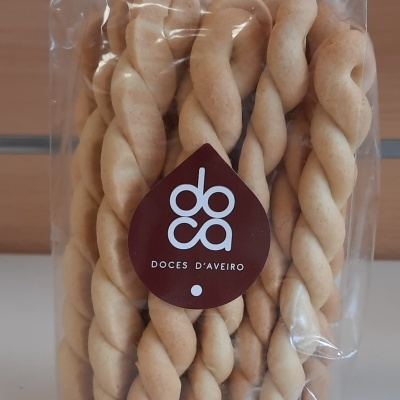 Pacote transparente com varas doces entrelaçadas e rótulo DOCES D'AVEIRO