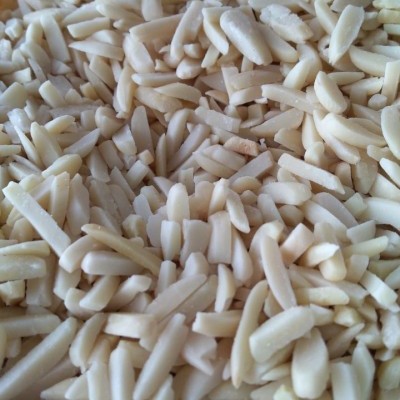 Amêndoas laminadas brancas em grande quantidade