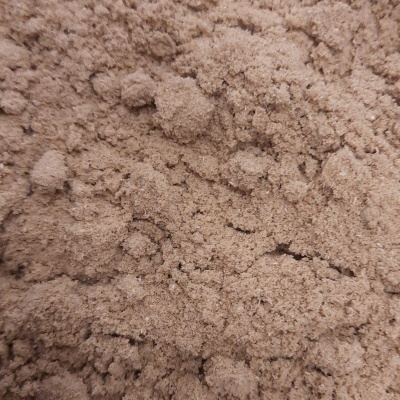 Pó castanho claro com textura granulada