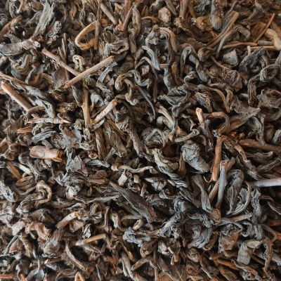 Folhas secas de chá a granel, cores castanhas e cinzentas