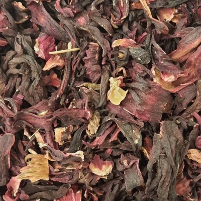 Flores secas de hibisco coloridas em tons vermelhos e púrpuras.