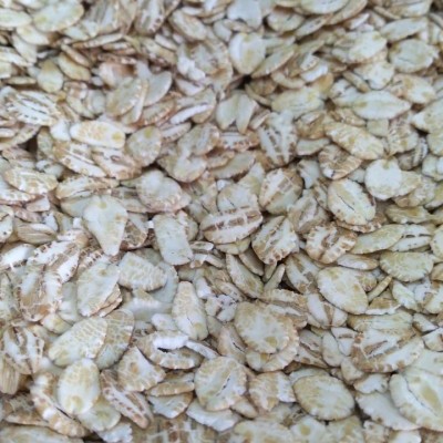 Flocos de aveia bege e branco com textura fina em close-up