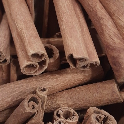 Paus de canela enrolados e amontoados