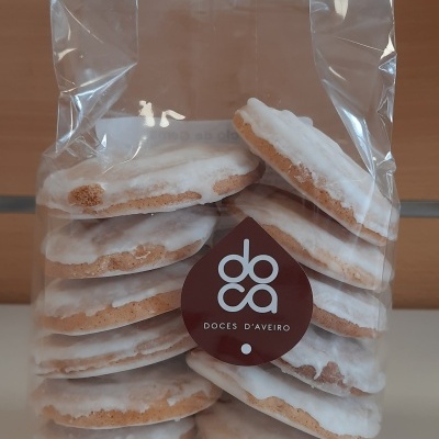 Pacote transparente com bolos redondos e etiqueta 'doca DOCES D'AVEIRO'